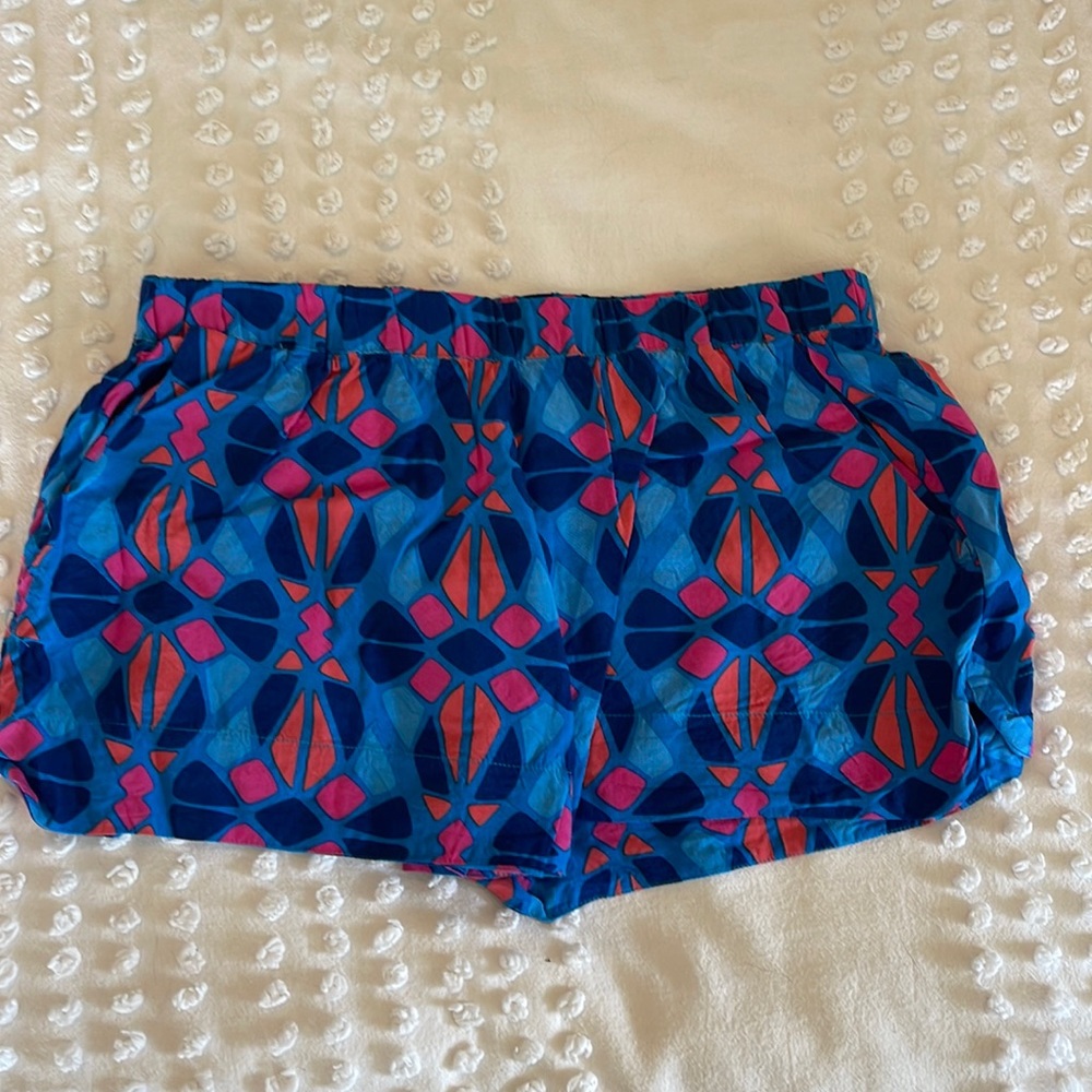 Elastic waist shorts. Size medium.